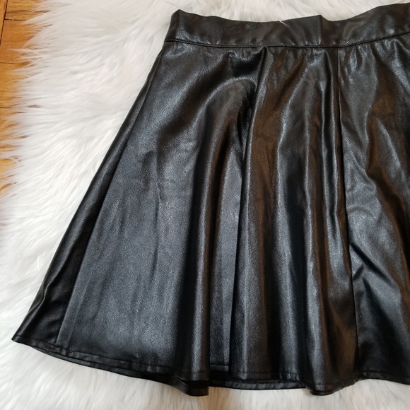 SHEIN Black Faux Leather Flared Mini Skirt Size M, side zipper closure - Picture 7 of 12